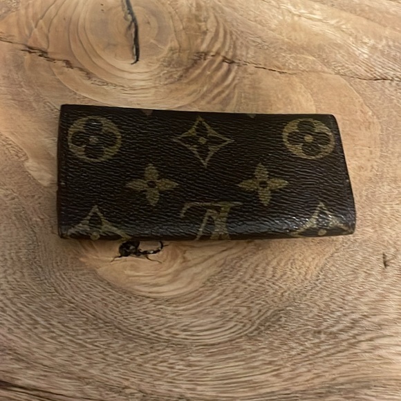 Authentic Louis Vuitton Monogram 4 Ring Key Case - Picture 2 of 16